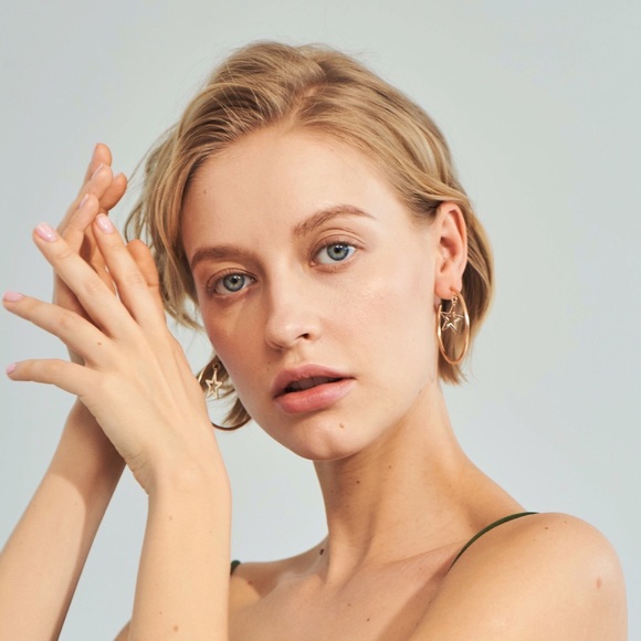 💕Gold Chic Star Hoop Earrings - Picture 3 of 6